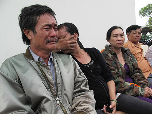 Gia đình ông Trần Ngọc Long (bìa trái) đau xót trước cái chết của Trần Thị Hải Yến . Gia đình ông Trần Ngọc Long (bìa trái) đau xót trước cái chết của Trần Thị Hải Yến