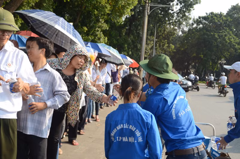 Những chai nước để giải nhiệt trước cái nóng như thiêu