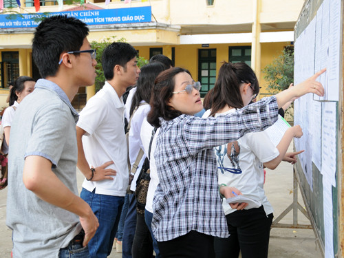 Nhiều phụ huynh cẩn thận đưa con đến trường, xem kỹ số báo danh và phòng thi, kèm theo đó là những lời căn dặn