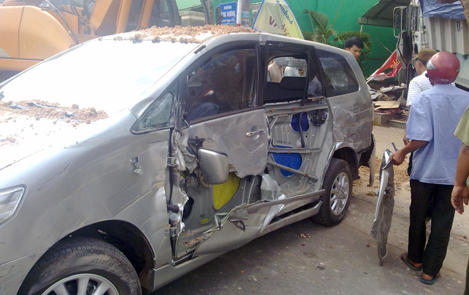 Chiếc xe bảy chỗ bị xe ben tông biến dạng. Ảnh: BÁ SƠN. Chiếc xe bảy chỗ bị xe ben tông biến dạng - Ảnh: BÁ SƠN