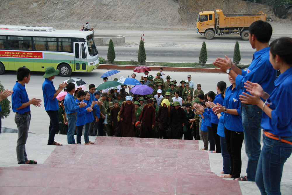 Thanh niên tình nguyện tiếp đón đoàn đại biểu. Ảnh: Trường Phong