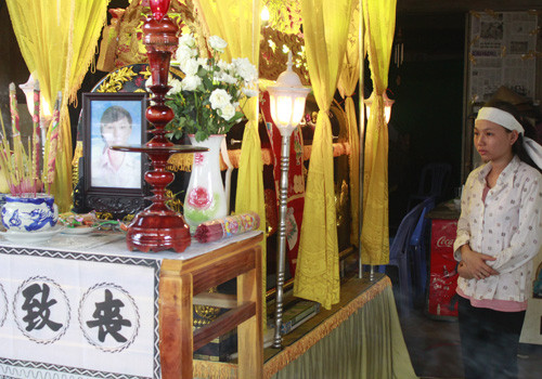 Em Lê Hồ Mẫn Vy đứng thẩn thờ bên quan tài của người chị