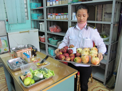 Lấy mẫu táo, lựu của Trung Quốc kiểm tra ATTP tại cửa khẩu Lào Cai. Lấy mẫu táo, lựu của Trung Quốc kiểm tra ATTP tại cửa khẩu Lào Cai