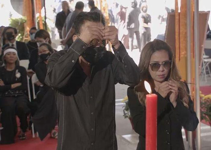 Vợ chồng nhạc sĩ Lê Quang - Cam Thơ cũng đến thắp hương và chia buồn cùng gia đình Phi Nhung.