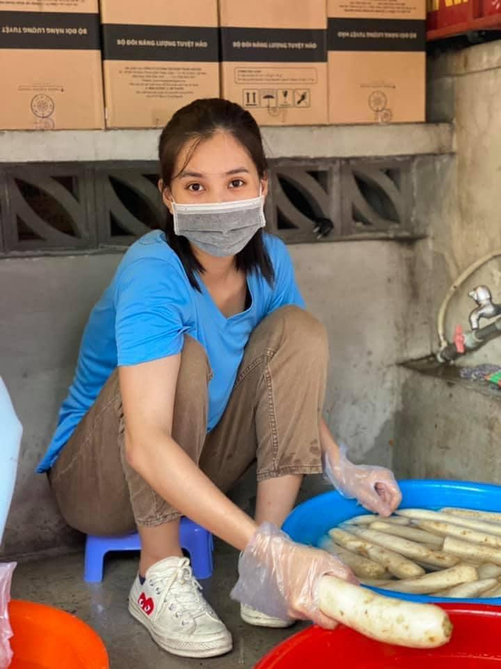 Những hình ảnh giản dị của Hoa hậu Tiểu Vy khi đi làm thiện nguyện. Những hình ảnh giản dị của Hoa hậu Tiểu Vy khi đi làm thiện nguyện.