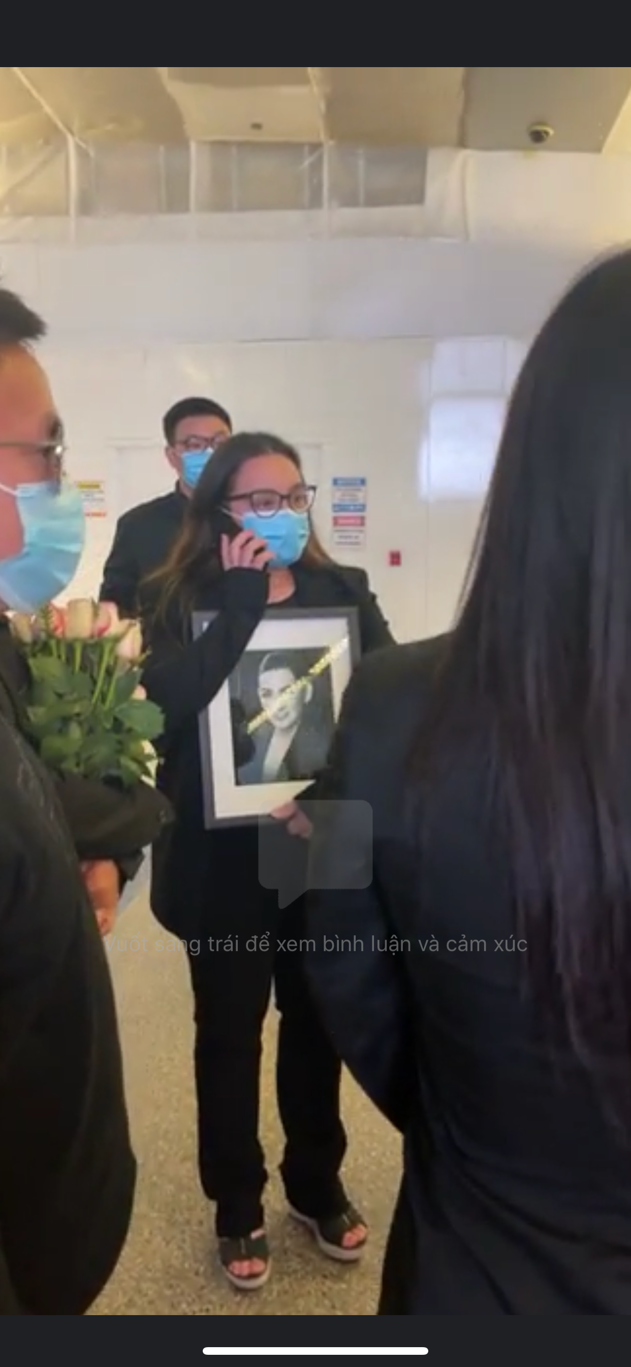 Wendy Phạm ôm di ảnh chờ đón tro cốt của mẹ.