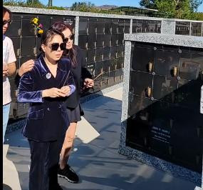 Việt Hương lần đầu tới thăm mộ nghệ sĩ Chí Tài ở Mỹ.