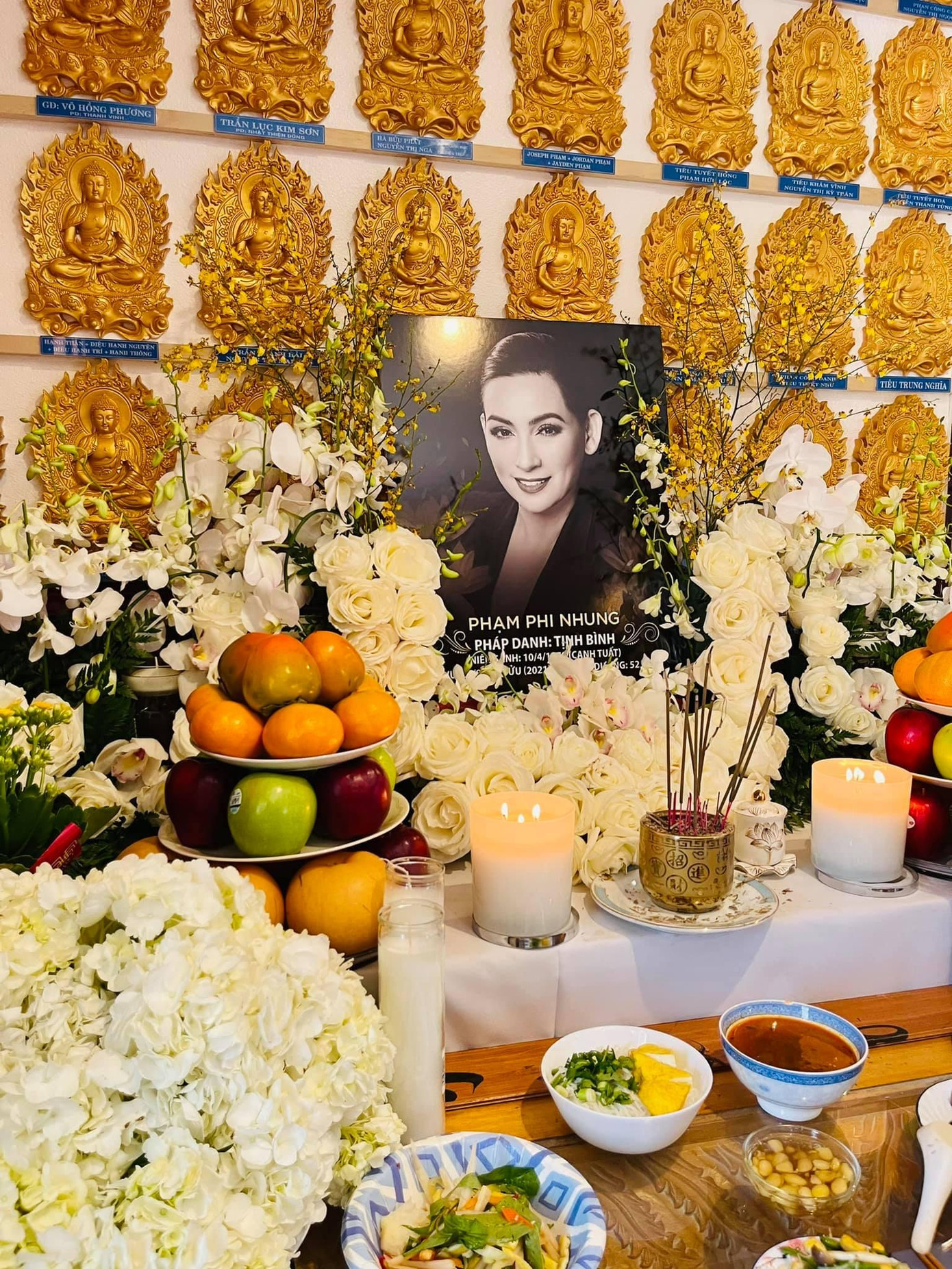 Một số hình ảnh trong ngày cúng thất đầu tiên cho Phi Nhung tại Mỹ.