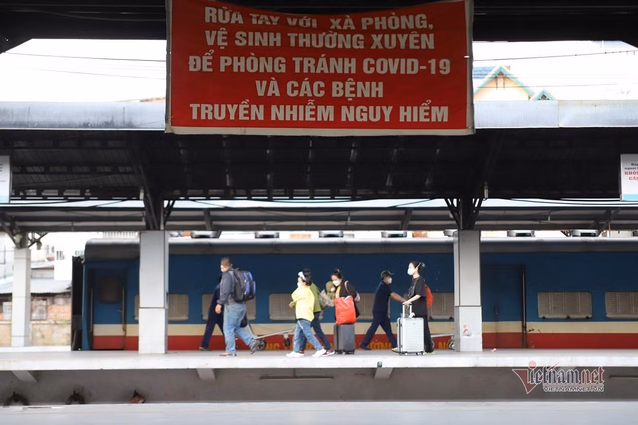 Chuyến tàu SE5 xuất phát lúc 15h20 chiều 13/10 tại ga Hà Nội, là chuyến đầu tiên được ngành đường sắt cho chạy lại theo lộ trình từ Bắc vào Nam sau thời gian tạm nghỉ để phòng, chống dịch COVID-19