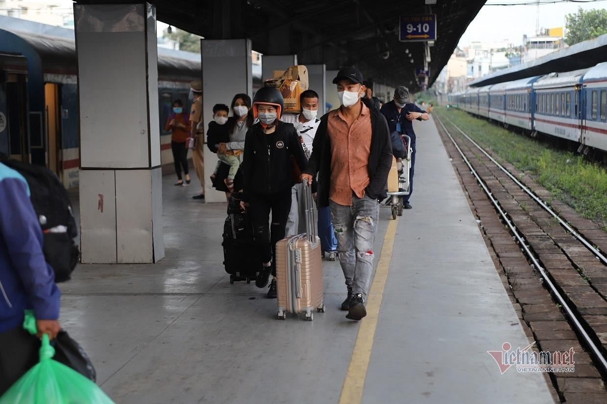 Ngoài những người dân TPHCM bị mắc kẹt ở Hà Nội và các tỉnh trở về, còn có nhiều người đến TP làm việc sau khi tình hình dịch tại TPHCM cơ bản được kiểm soát, nhiều loại hình kinh doanh được mở cửa trở lại