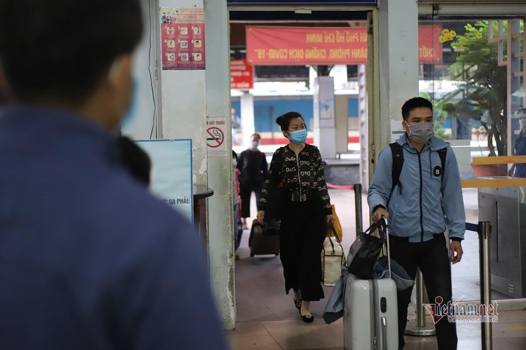 Tất cả hành khách đi tàu đều phải đi qua máy đo thân nhiệt để sàng lọc các trường hợp nghi nhiễm.