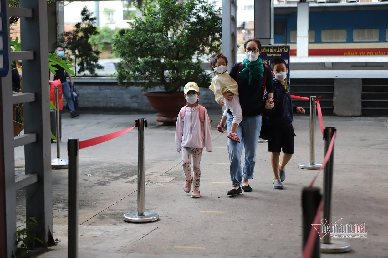 Chị Trần Thu Hà (ngụ quận Gò Vấp) cho biết, khi TPHCM bùng dịch cũng là lúc chị đi công tác ở Hà Nội. “Hơn 3 tháng, hôm nay tôi mới được quay trở về nhà, tôi mừng lắm”- chị Hà nói