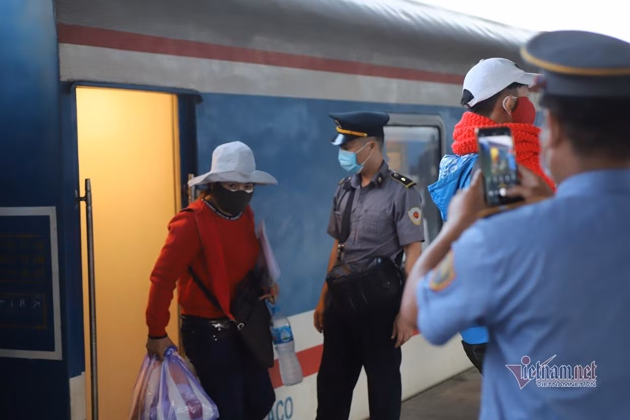 Theo ghi nhận, ngay khi tàu SE5 dừng ở ga Sài Gòn, tất cả hành khách di chuyển tới khu vực cổng ra