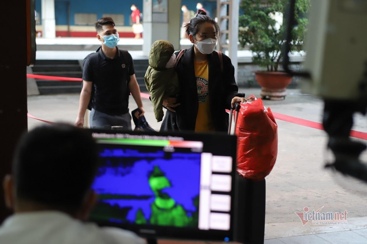 Tại khu vực cổng có lập một chốt kiểm dịch được trang bị máy móc đo thân nhiệt dưới sự kiểm soát của các nhân viên y tế