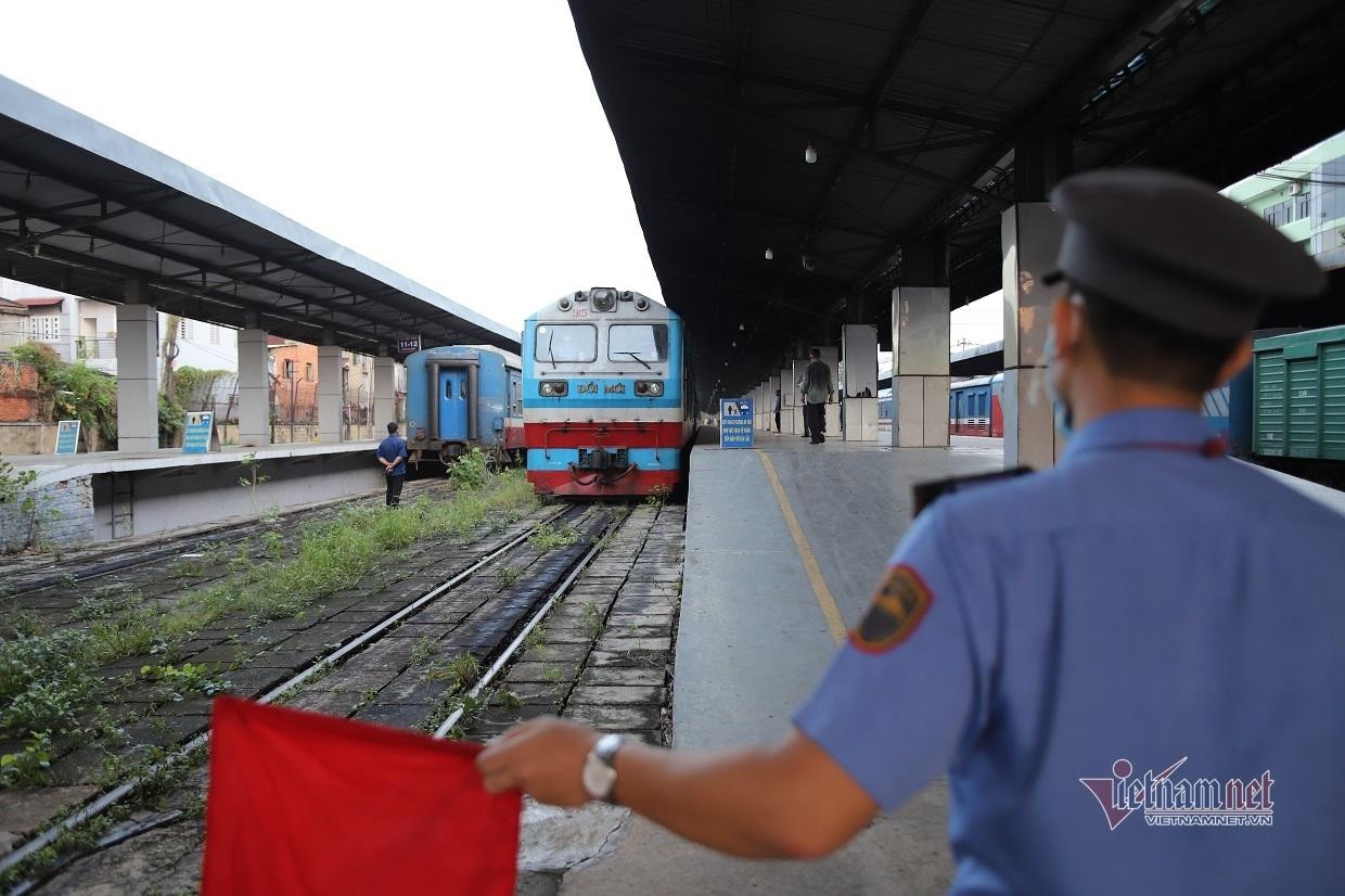 Tàu SE5 dừng ở ga Sài Gòn, quận 3 (TP.HCM) lúc 5h50 sáng 15/10