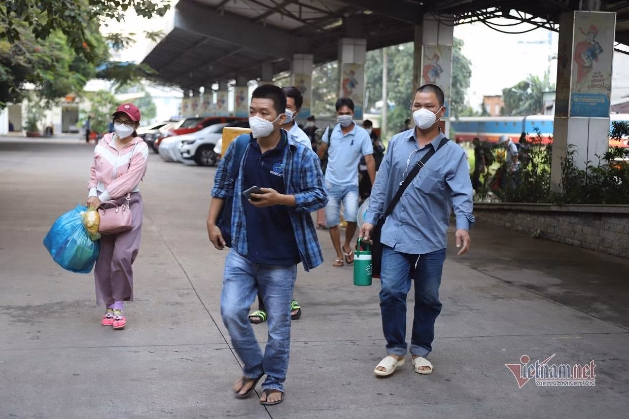 Với tất cả chuyến tàu, hành khách đi phải đáp ứng đủ các điều kiện quy định: tiêm 2 mũi vắc xin trước ngày tàu khởi hành là 14 ngày, có giấy xét nghiệm âm tính với SARS-CoV-2 còn hiệu lực trong vòng 72h...