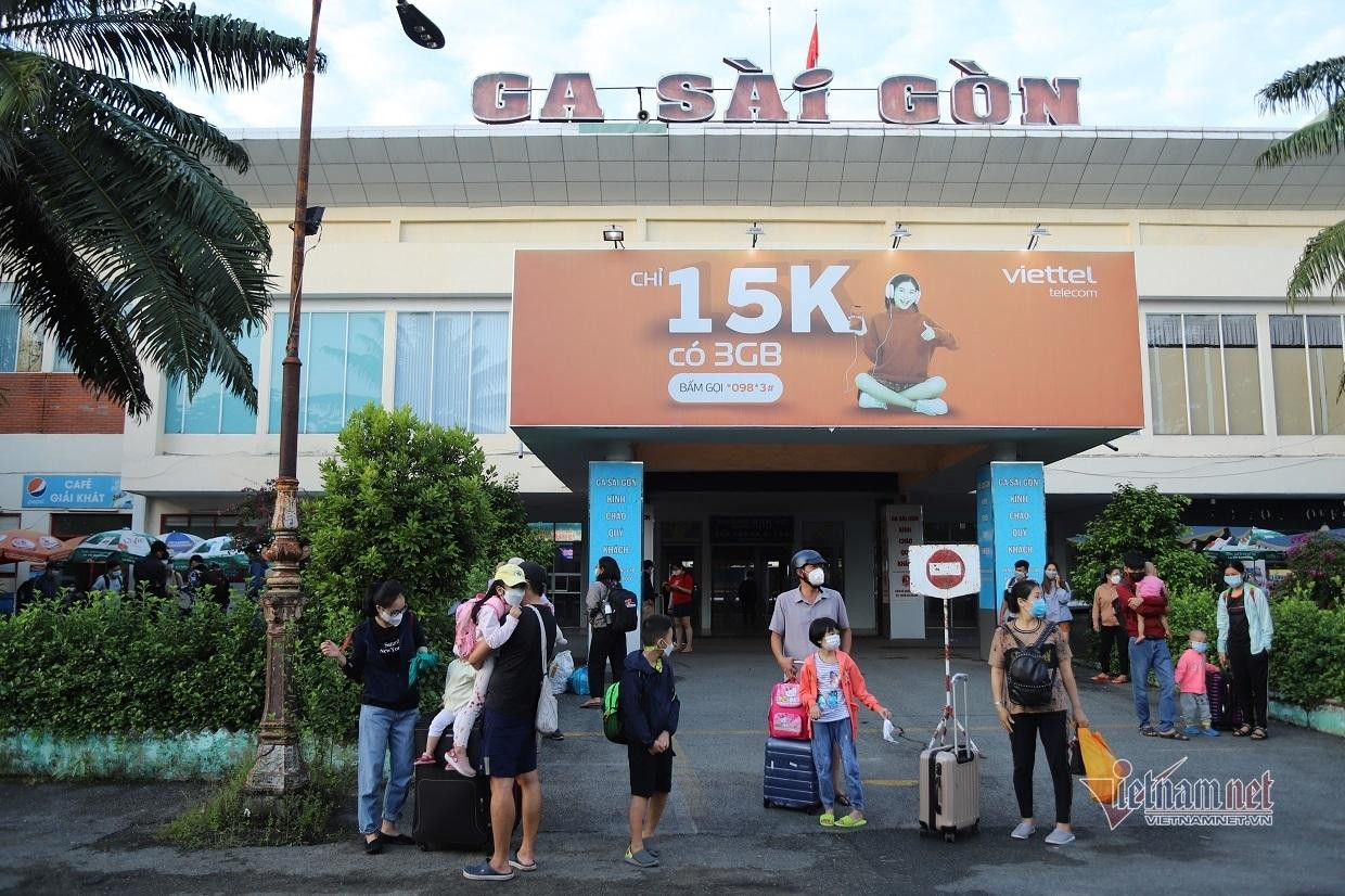 Cũng theo quan sát, hầu hết khách di chuyển qua khu vực đều thuận lợi. Họ không phải cách ly tập trung và khi đến ga Sài Gòn sẽ tự về nhà và theo dõi sức khỏe