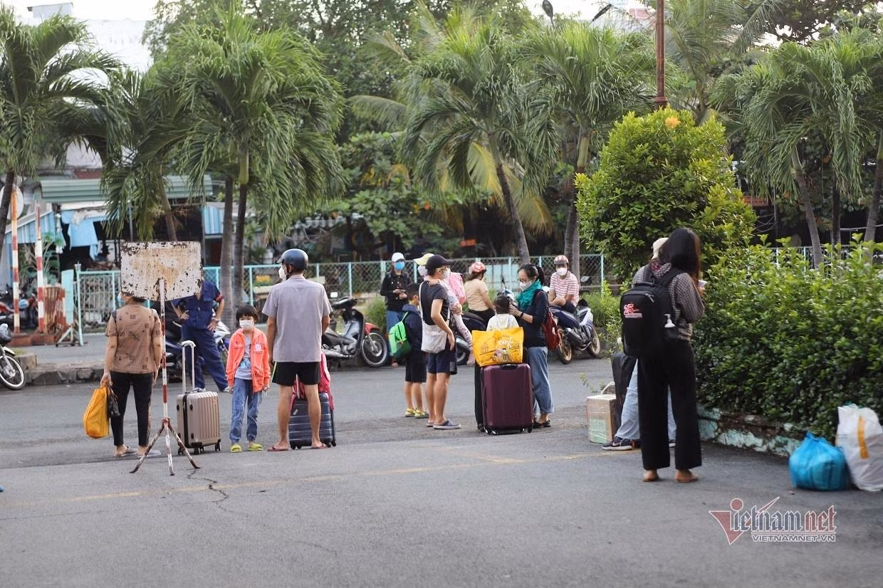 Sau khi đến ga Sài Gòn, hành khách đi thẳng ra khu vực dừng chờ đón xe taxi hoặc chờ người thân đến đón