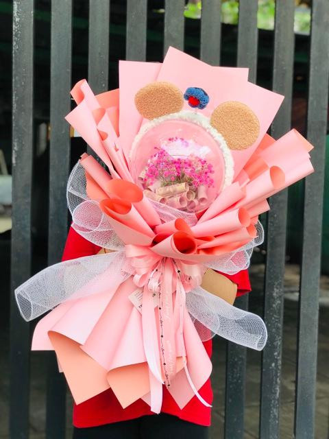 Bó hoa đi kèm bóng và tai gấu trang trí.