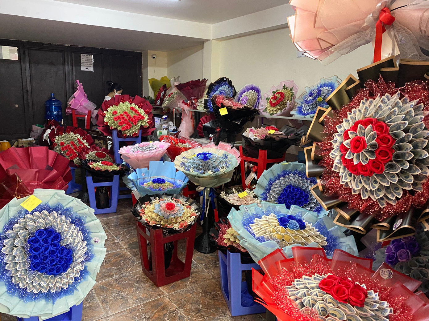 Gần 20 bó hoa bằng tiền thật đang được chờ giao đi ở TP.HCM.