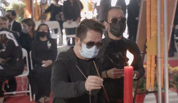 Trước đó, Bằng Kiều từng tới thắp hương, thăm viếng trong ngày Thất đầu tiên của Phi Nhung tại Mỹ.