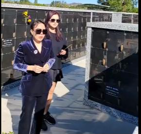 Việt Hương lần đầu tới thăm mộ nghệ sĩ Chí Tài ở Mỹ.