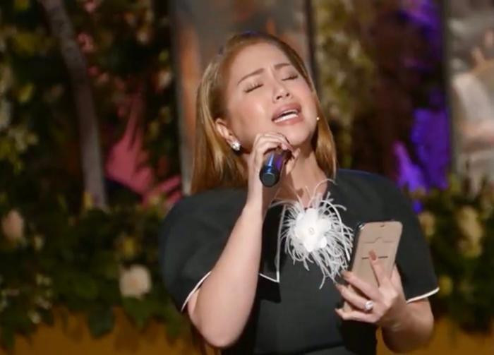 Minh Tuyết hát ca khúc "Giấc mơ cánh cò" tặng Phi Nhung trong lễ tang.