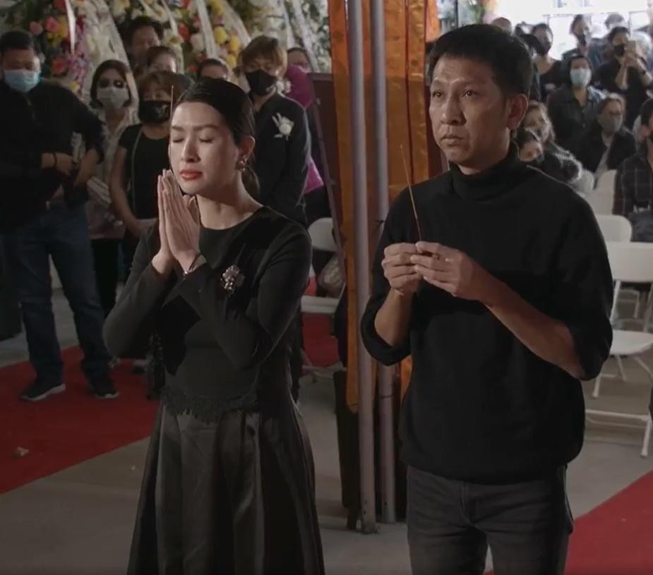 Là một trong những người đồng nghiệp thân thiết với Phi Nhung, ca sĩ Nguyễn Hồng Nhung không kìm được nước mắt khi nhắc về người chị đã nằm xuống.