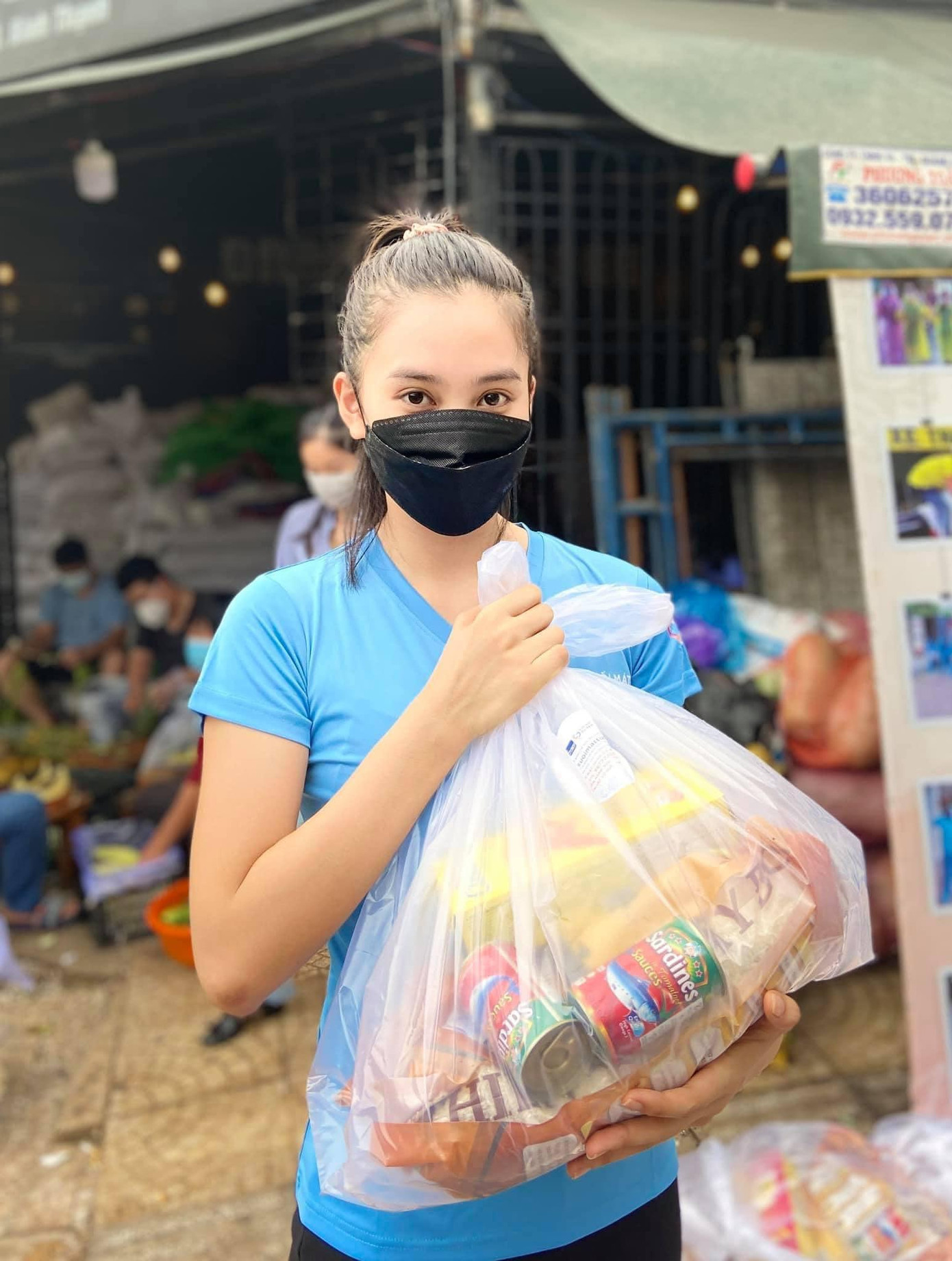 Những hình ảnh giản dị của Hoa hậu Tiểu Vy khi đi làm thiện nguyện. Những hình ảnh giản dị của Hoa hậu Tiểu Vy khi đi làm thiện nguyện.