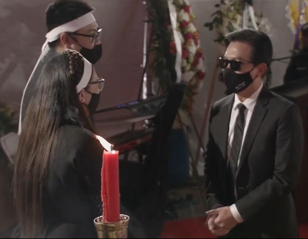 Rạng sáng nay (13/10), lễ tang ca sĩ Phi Nhung diễn ra tại chùa Huệ Quang ở Westminster, California, Mỹ. Người thân, bạn bè, đồng nghiệp và người hâm mộ tới thắp hương tiễn đưa nữ ca sĩ về bên kia thế giới.