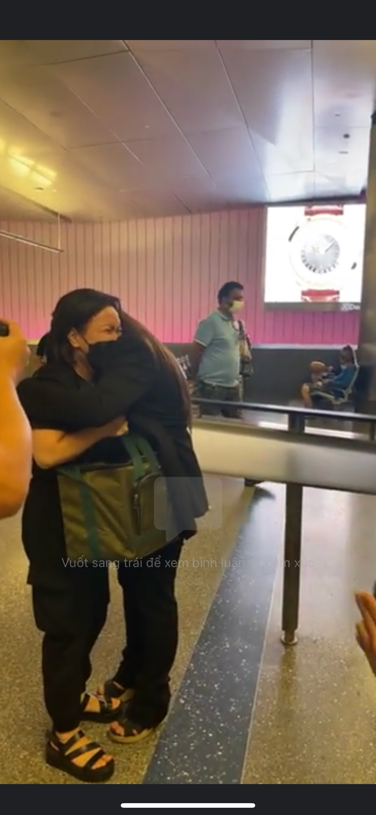 Wendy Phạm khóc nức nở khi Việt Hương vừa bước ra cùng tro cốt của mẹ.