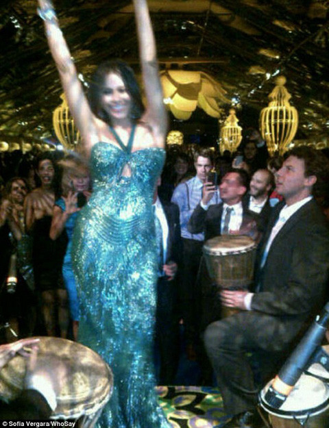 Ngay sau lễ trao giải, Sofia Vergara cùng các đồng nghiệp dự bữa tiệc mừng do kênh FOX tổ chức