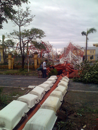 Ngọn tháp xẻ đôi hàng rào cắt ngang đường