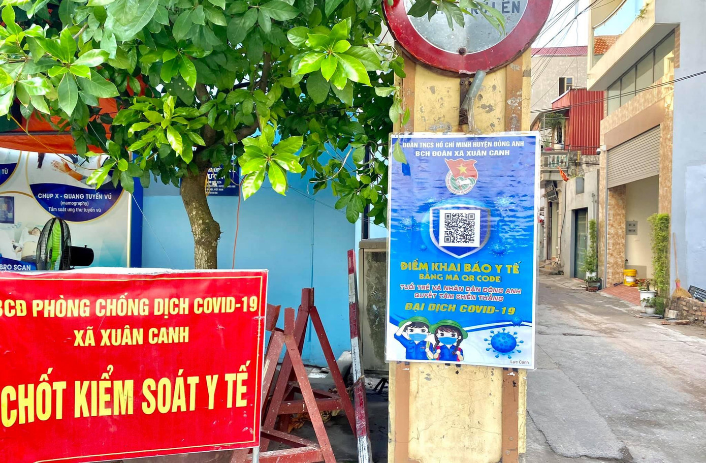 Hiện có 280 biển khai báo y tế bằng mã QRCode tại các chốt kiểm soát y tếm trụ sở UBND xã, thị trấn trên địa bàn huyện Đông Anh Hiện có 280 biển khai báo y tế bằng mã QRCode tại các chốt kiểm soát y tếm trụ sở UBND xã, thị trấn trên địa bàn huyện Đông Anh