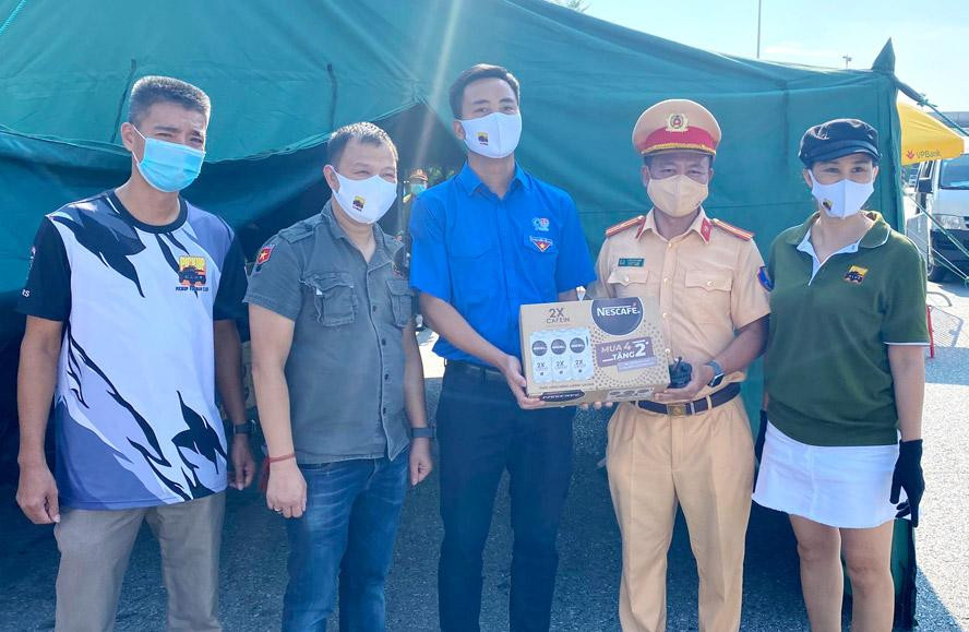Phó Bí thư Thường trực Thành đoàn Hà Nội, Chủ tịch Hội Liên hiệp thanh niên Việt Nam thành phố Hà Nội Nguyễn Đức Tiến cùng đoàn công tác trao tặng quà tại chốt Trạm thu phí km6 cao tốc Hà Nội - Lào Cai. Phó Bí thư Thường trực Thành đoàn Hà Nội, Chủ tịch Hội Liên hiệp thanh niên Việt Nam thành phố Hà Nội Nguyễn Đức Tiến cùng đoàn công tác trao tặng quà tại chốt Trạm thu phí km6 cao tốc Hà Nội - Lào Cai.