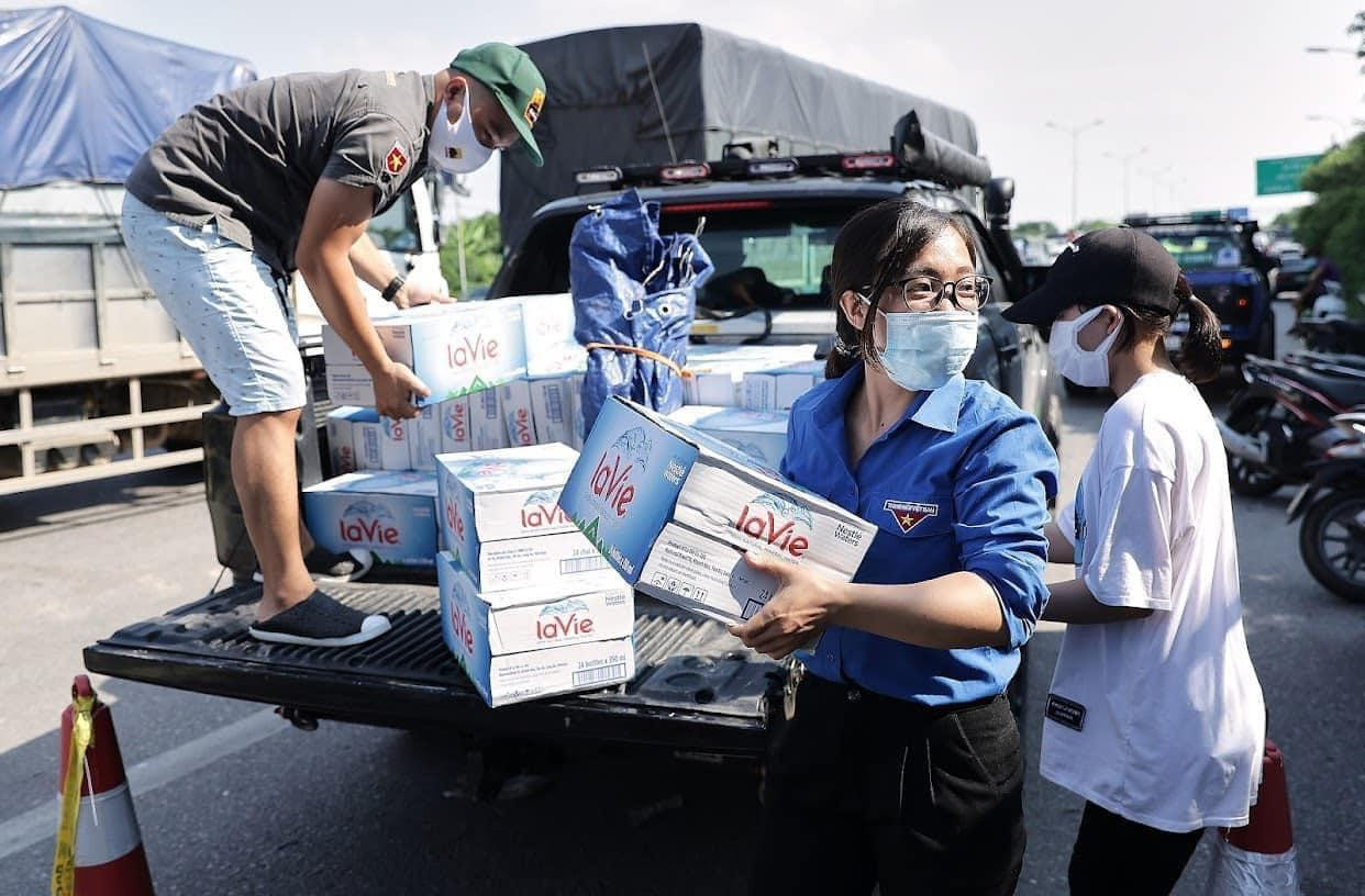 Đoàn viên, thanh niên tình nguyện vận chuyển nước uống đến tặng các điểm chốt kiểm soát để trao tặng Đoàn viên, thanh niên tình nguyện vận chuyển nước uống đến tặng các điểm chốt kiểm soát để trao tặng