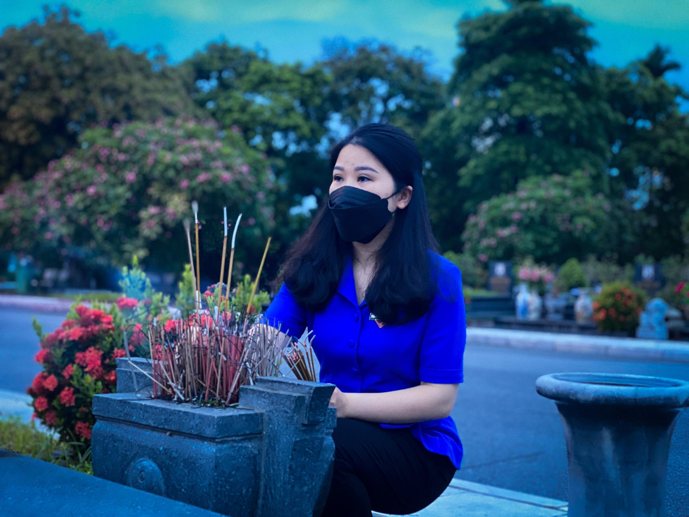 Bí thư Thành Đoàn Hà Nội Chu Hồng Minh thắp nến, hương tri ân các anh hùng, liệt sĩ tại Nghĩa trang Mai Dịch, Cầu Giấy, Hà Nội