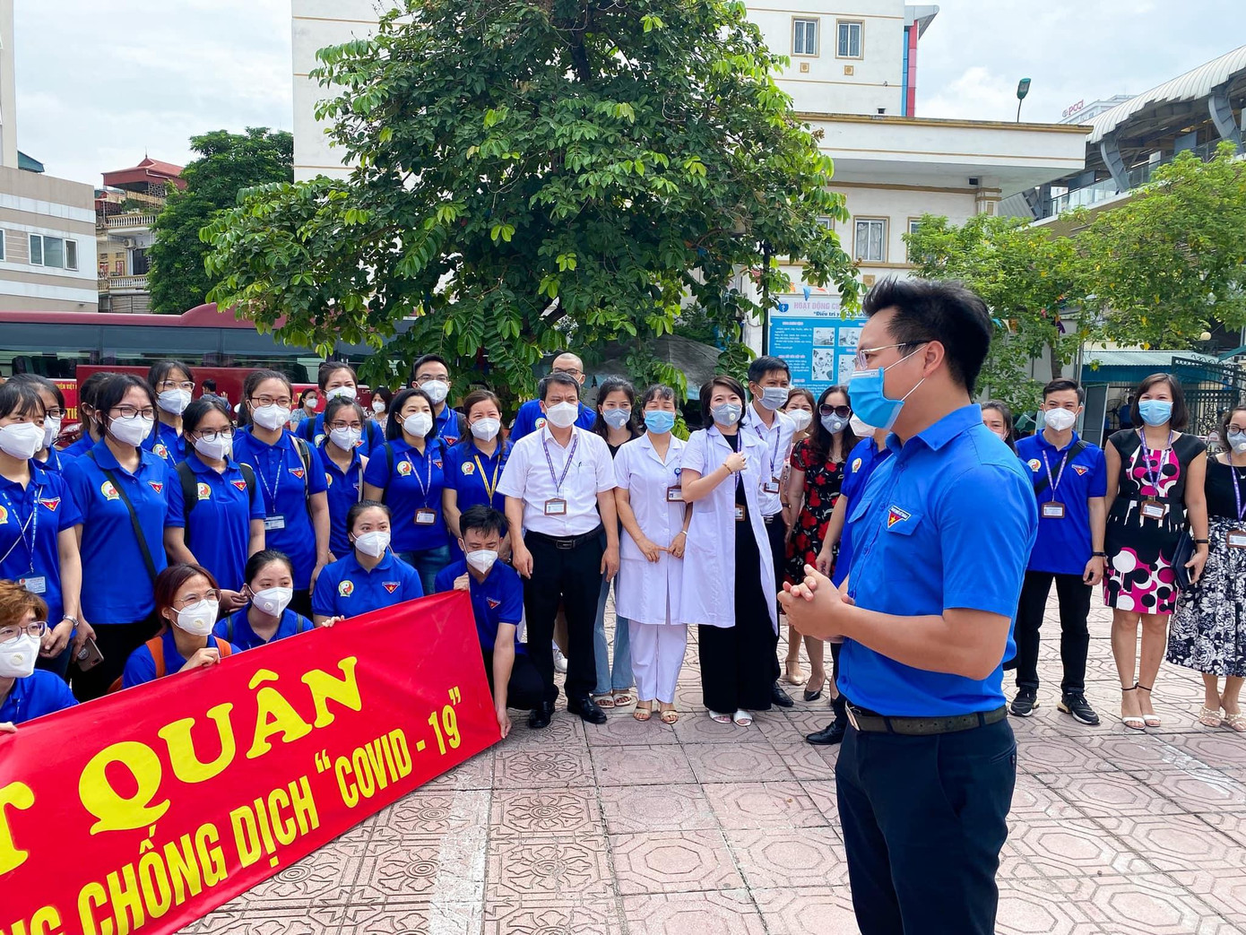 Anh Trần Quang Hưng, Phó Bí thư Thành đoàn, Chủ tịch Hội Sinh viên TP. Hà Nội chia sẻ tại lễ tiễn đoàn tình nguyện Học viện Y Dược học cổ truyền Việt Nam lên đường tiếp sức TPHCM.