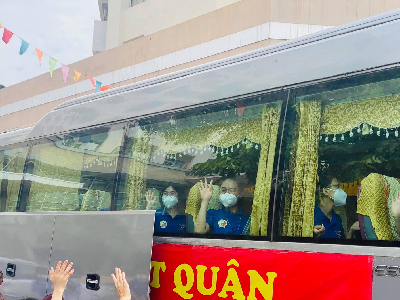 Đoàn tình nguyện gồm 12 bác sỹ là cán bộ, giảng viên trẻ, 238 sinh viên của Học viện Y dược học cổ truyền Việt Nam lên đường &quot;chia lửa&quot; với TPHCM trong những ngày dịch bệnh COVID-19 diễn biến phức tạp.