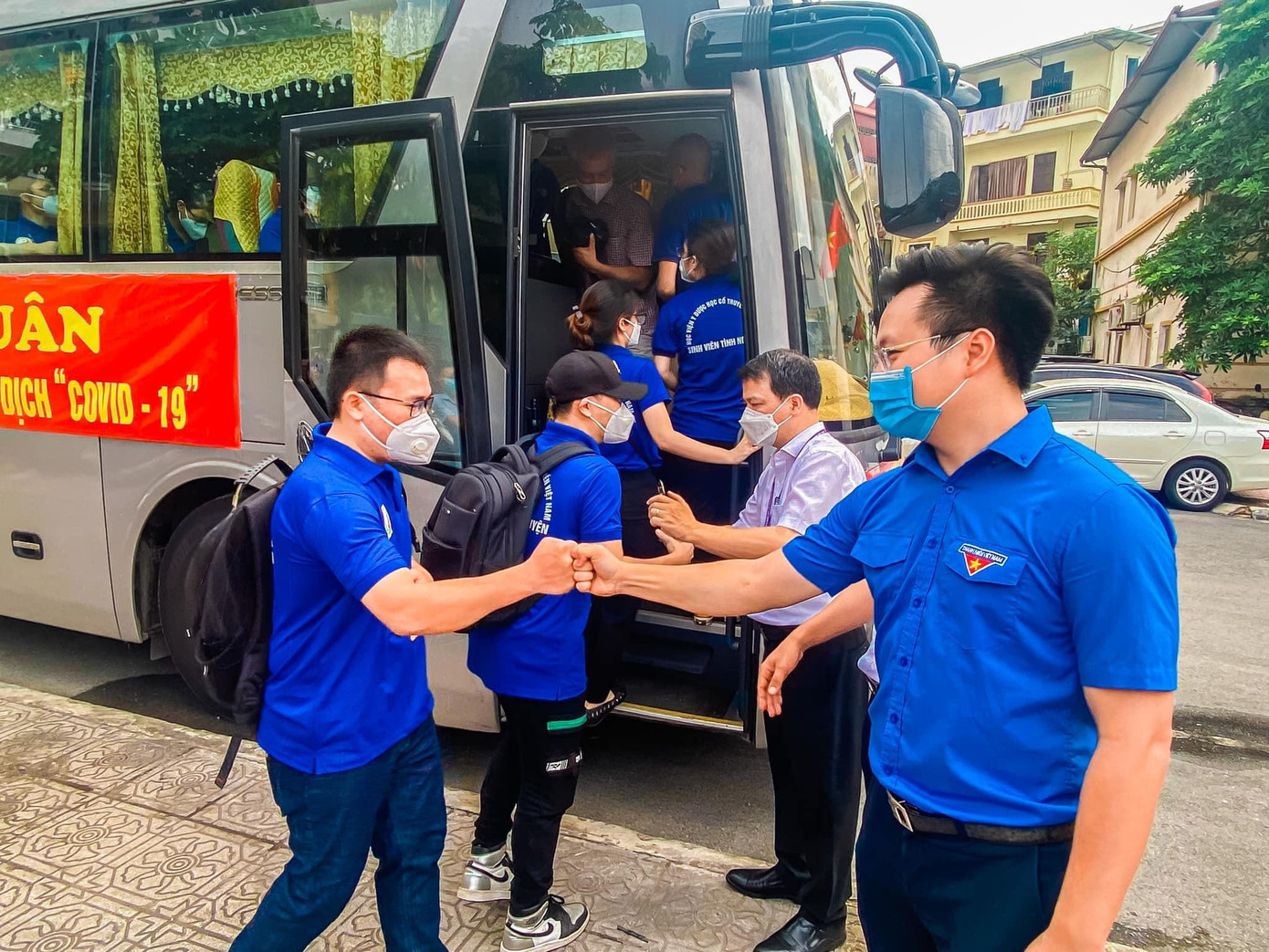 Anh Trần Quang Hưng tiễn đoàn tình nguyện Học viện Y Dược học cổ truyền Việt Nam lên đường tiếp sức TPHCM.