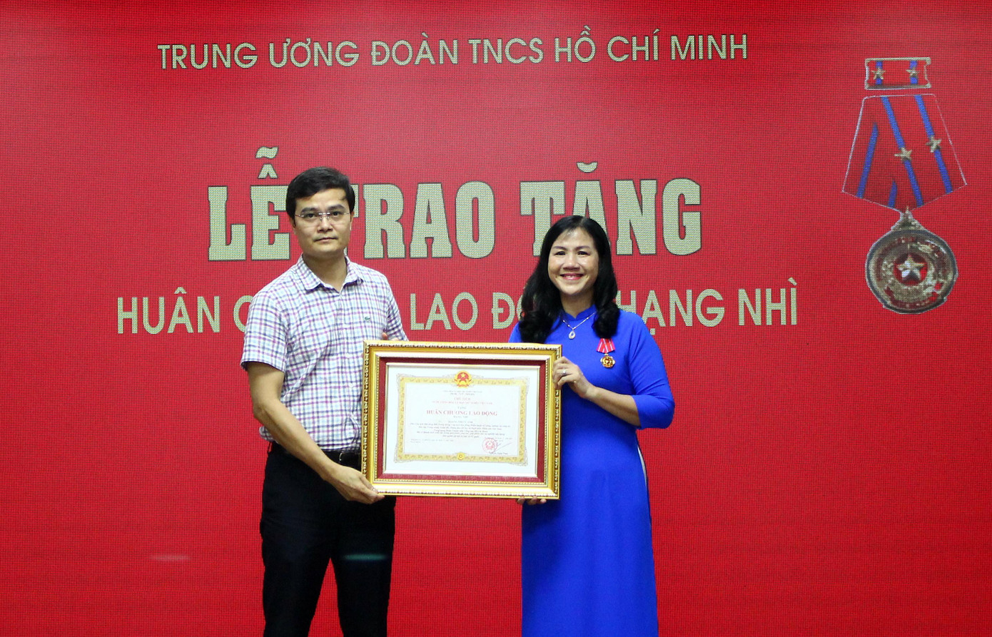 Anh Bùi Quang Huy, Ủy viên dự khuyết Trung ương Đảng, Bí thư thường trực Trung ương Đoàn trao tặng Huân chương Lao động Hạng Nhì cho chị Hoàng Thị Tú Anh, Phó trưởng ban công tác thiếu nhi T.Ư Đoàn