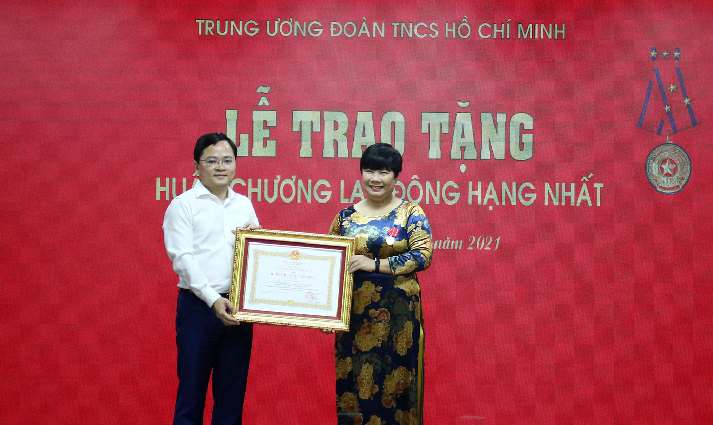Anh Nguyễn Anh Tuấn, Ủy viên Trung ương Đảng, Bí thư thứ nhất T.Ư Đoàn trao tặng Huân chương Lao động Hạng nhất cho nguyên Chánh văn phòng Ủy ban Quốc gia về Thanh niên Việt Nam Lê Thị Lam Hương