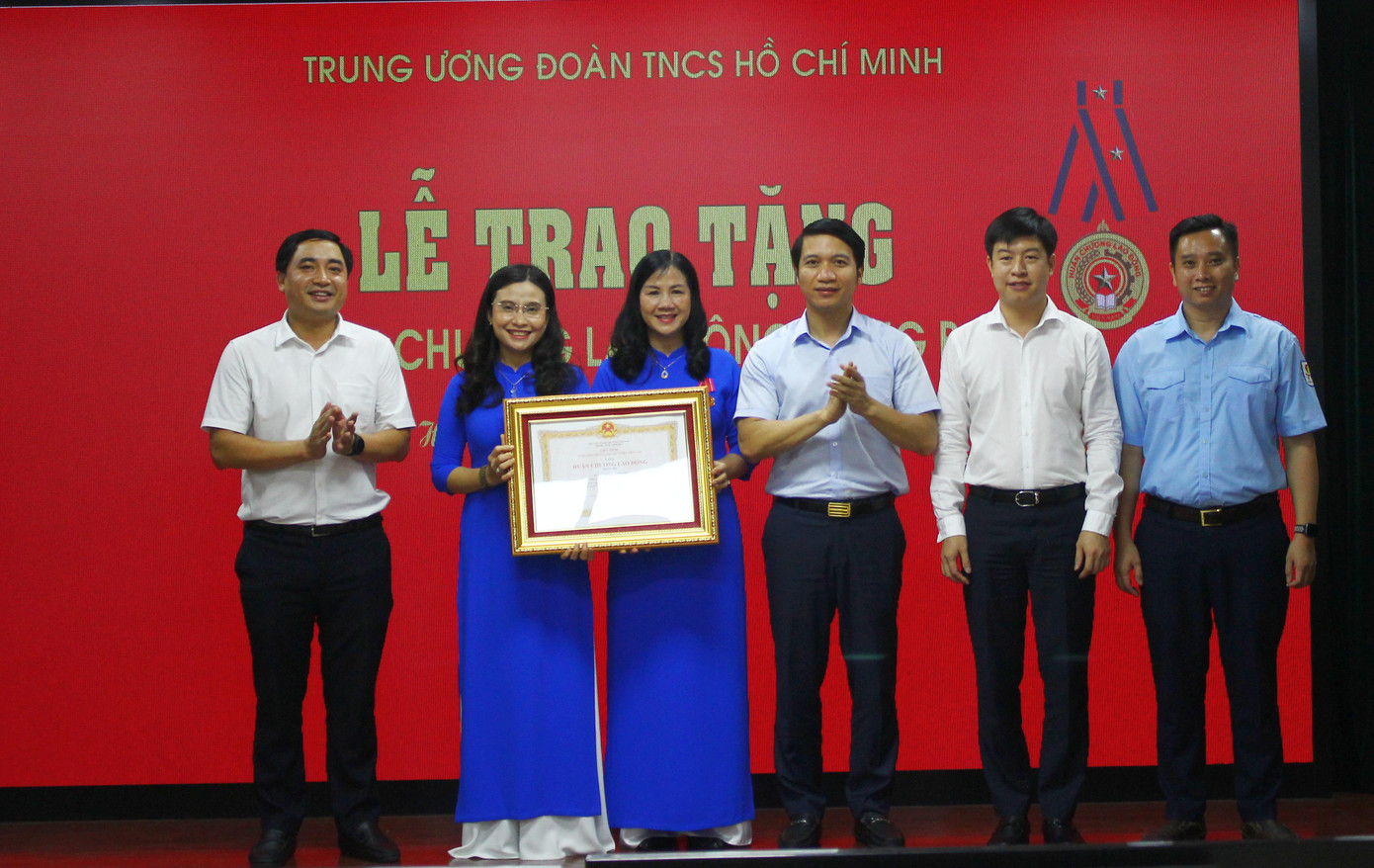 Anh Nguyễn Ngọc Lương, Bí thư TƯ Đoàn trao tặng Huân chương Lao động Hạng Ba cho Ban Công tác thiếu nhi Trung ương Đoàn.