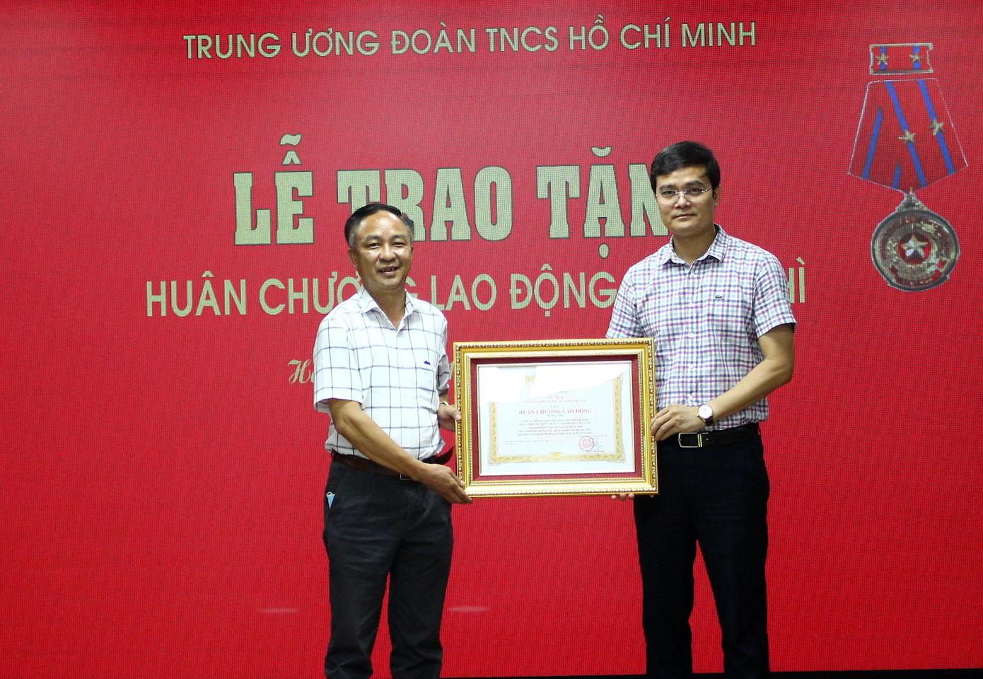 Anh Bùi Quang Huy trao Huân chương Lao động hạng Nhì cho Công ty TNHH MTV Phát triển Du lịch – Dịch vụ Thanh niên Việt Nam