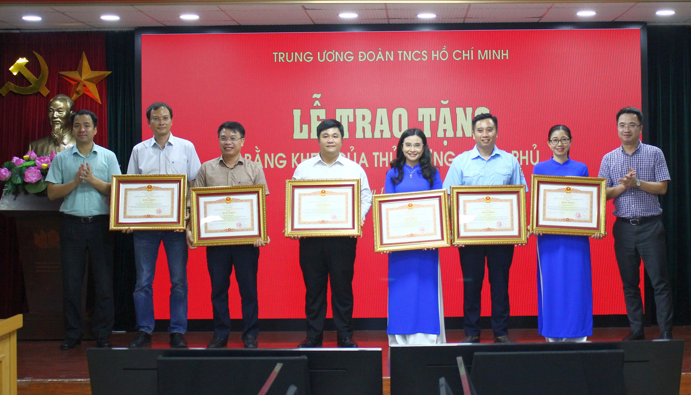 Để ghi nhận những thành tích đóng góp xuất sắc trong công tác bảo vệ, chăm sóc, giáo dục thiếu niên, nhi đồng và xây dựng Đội TNTP Hồ Chí Minh, Thủ tướng Chính phủ đã có quyết định tặng Bằng khen cho 6 cá nhân