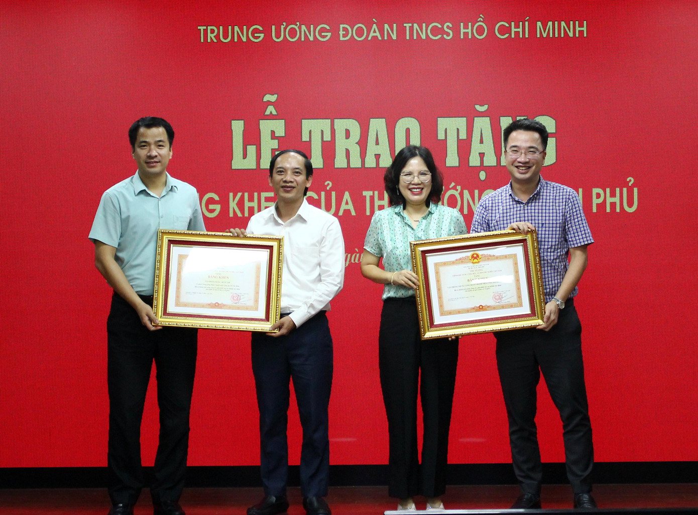 Bí thư T.Ư Đoàn Ngô Văn Cương và Bí thư TƯ Đoàn và đồng chí Nguyễn Tường Lâm trao tặng Bằng khen của Thủ tướng Chính phủ cho các tập thể Văn phòng Đảng đoàn thể và Văn phòng Trung ương Đoàn