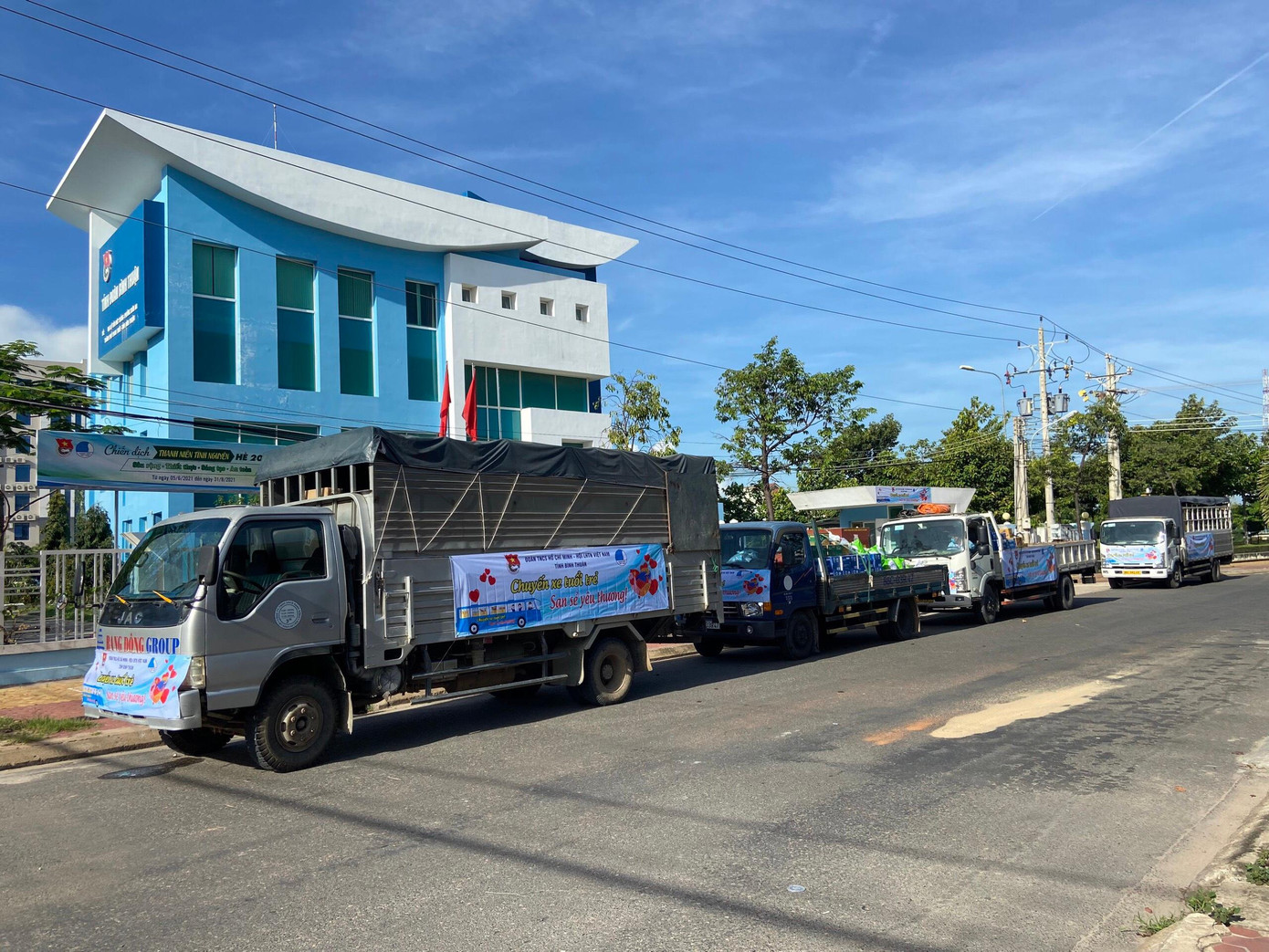 18 "Chuyến xe tuổi trẻ - San sẻ yêu thương" của tuổi trẻ Bình Thuận tiếp sức cho lực lượng tuyến đầu chống dịch, nhân dân, thanh thiếu nhi có hoàn cảnh khó khăn, bị ảnh hưởng bởi dịch bệnh COVID-19 18 "Chuyến xe tuổi trẻ - San sẻ yêu thương" của tuổi trẻ Bình Thuận tiếp sức cho lực lượng tuyến đầu chống dịch, nhân dân, thanh thiếu nhi có hoàn cảnh khó khăn, bị ảnh hưởng bởi dịch bệnh COVID-19