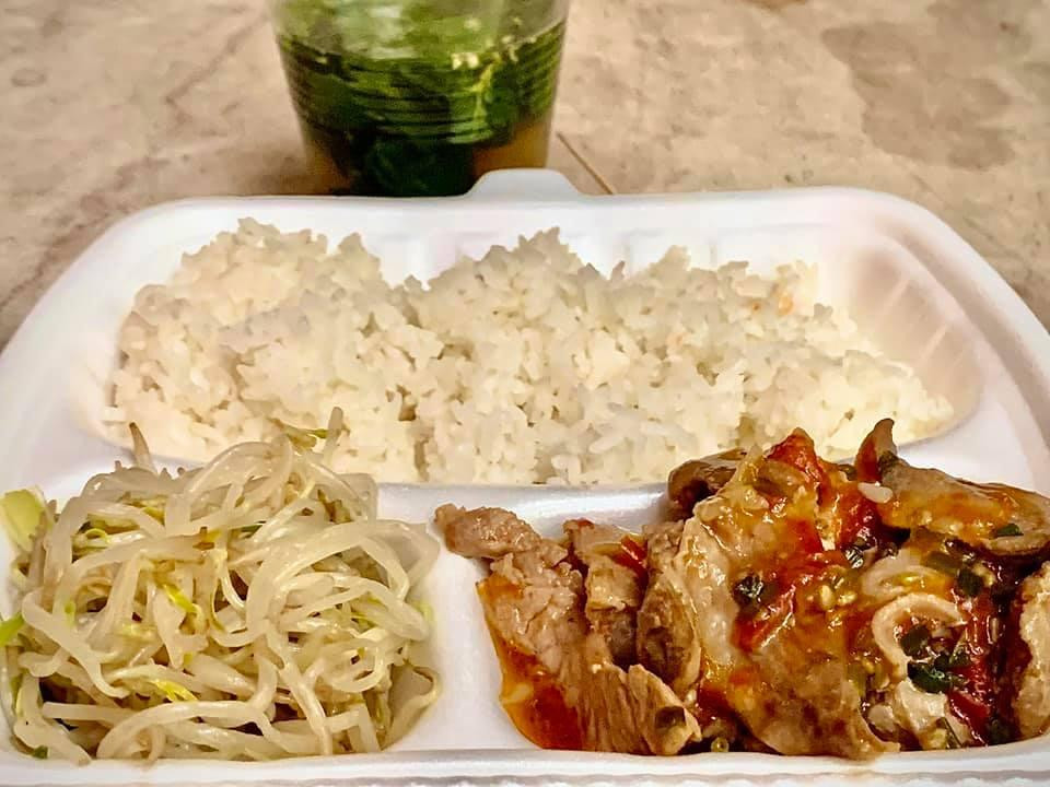 Những suất cơm, canh được đội tình nguyện chuẩn bị