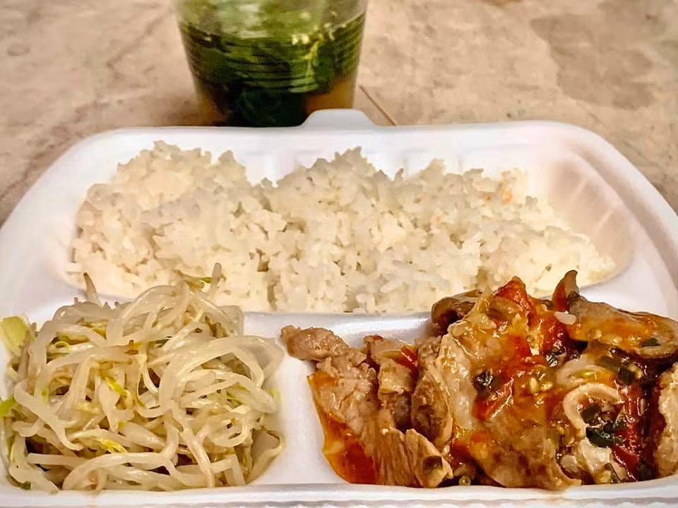 Những suất cơm, canh được đội tình nguyện chuẩn bị