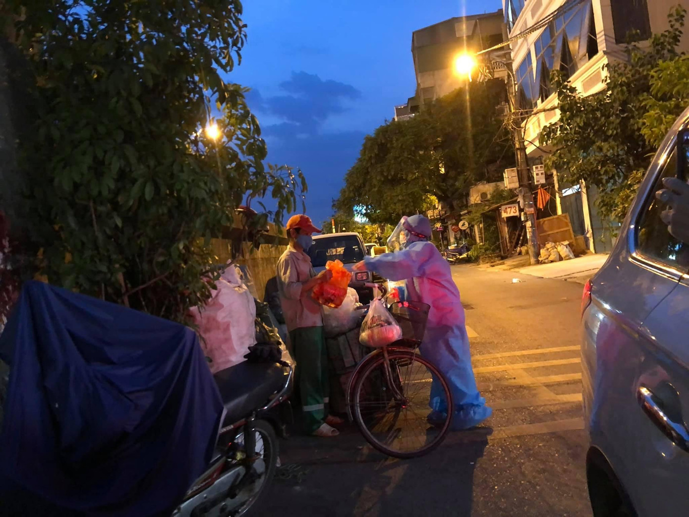 Trao tặng những suất ăn ý nghĩa trong đêm